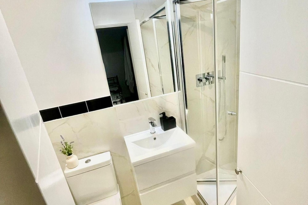 3 Bed Flat - Sleeps 6 - Parking - Wifi