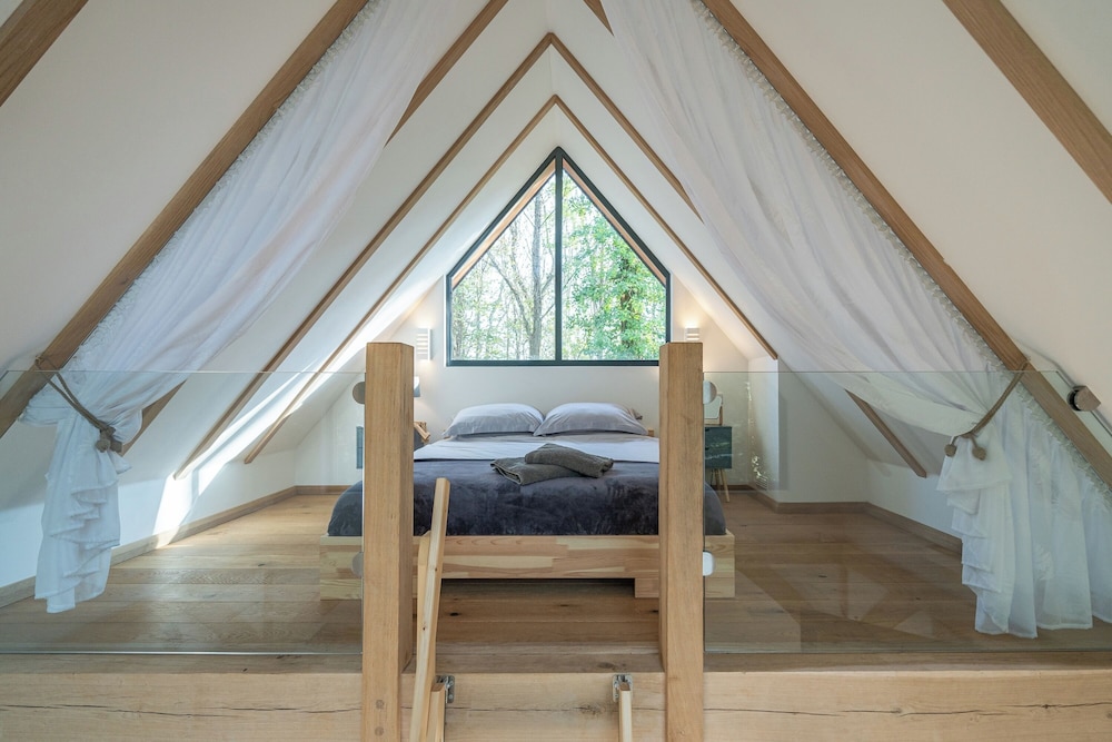 Woodland Cabin Retreat in Alfriston - hot tub