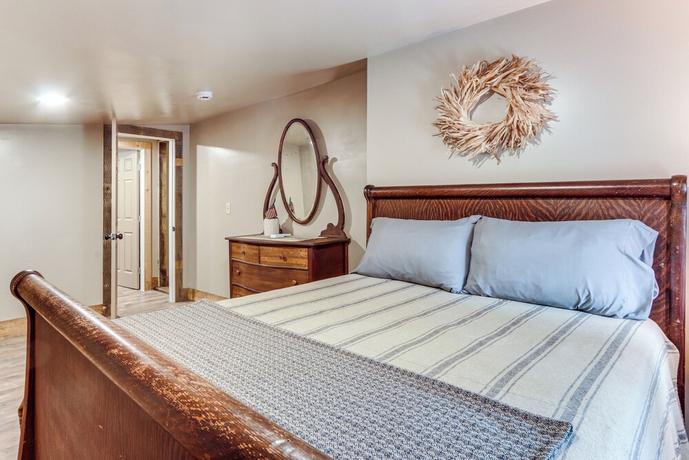 Historic Home w/ Mountain Views in Dry Run