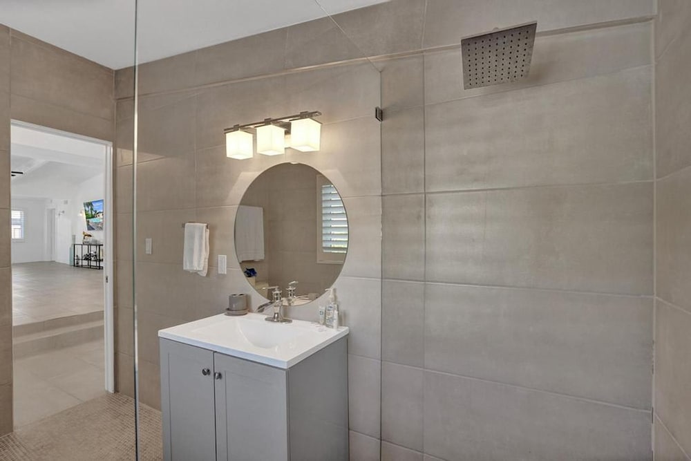 New Pool House 3-bedroom Home Victoria Park