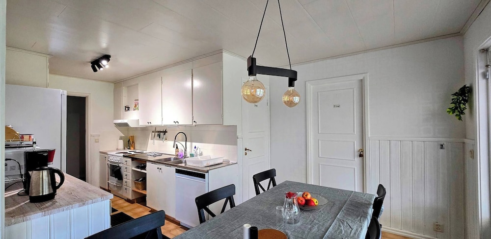 3BR Home Near Lake Vänern Covered Deck & BBQ