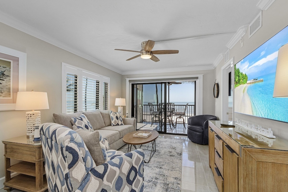 Seaside 101: Oceanview 2br/2ba Condo With Pool, Steps To Beach 2 Bedroom Condo
