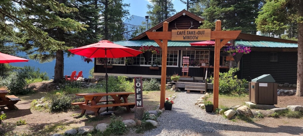 Storm Mountain Lodge Cabins & Dining