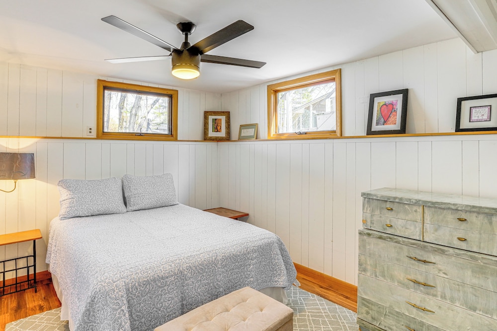 Watercrafts & Dock: Stunning Lakehouse in Becket!