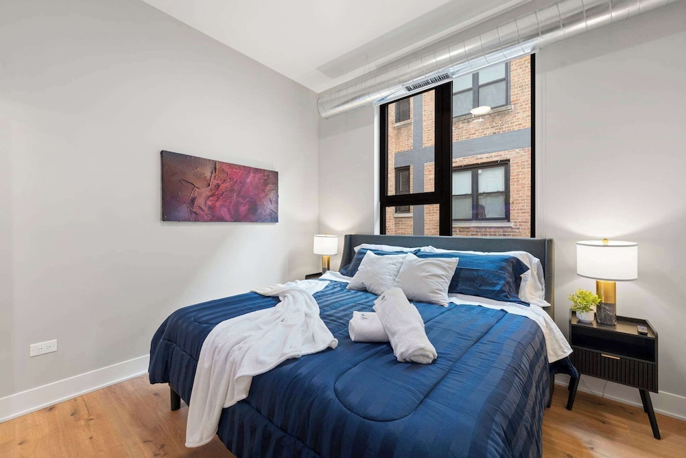 Edgewater Modern 2BR Steps to Lake City Views