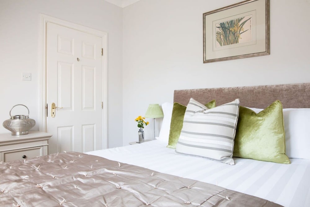 Central Chichester 3bd Mews House For Up To 6