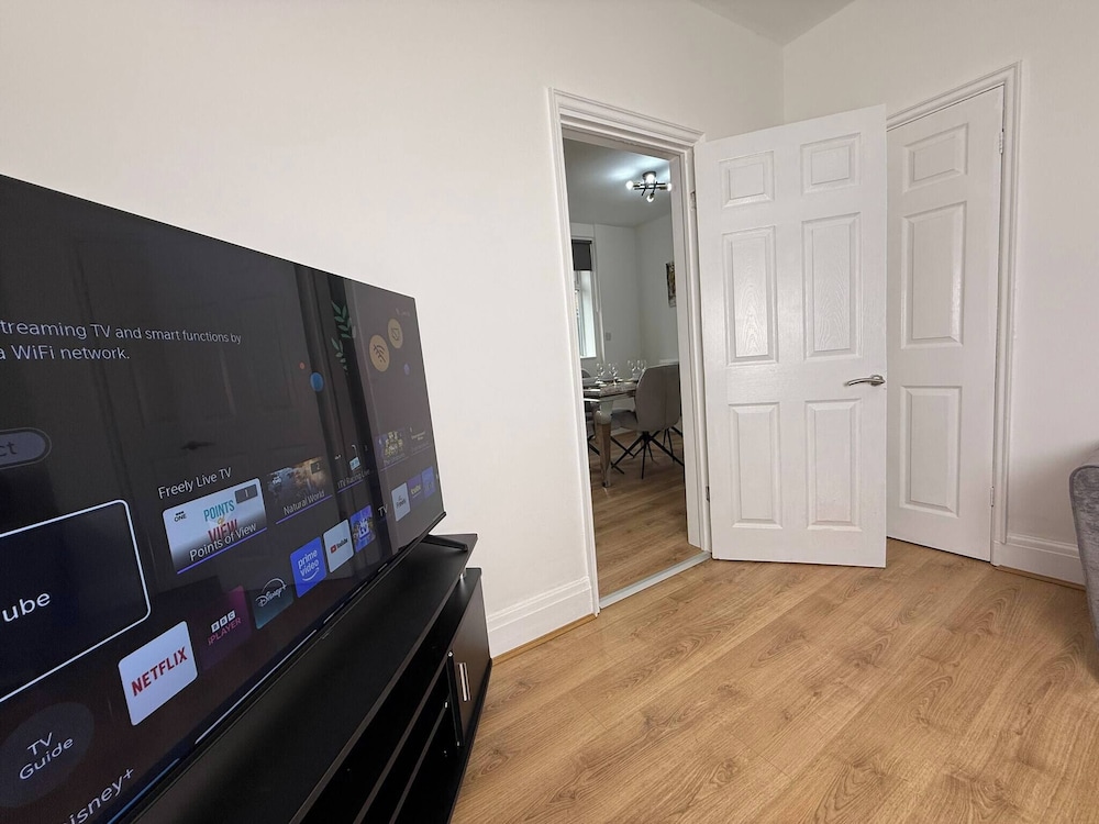Urban Calm Spacious 3-bed Home With Free Parking