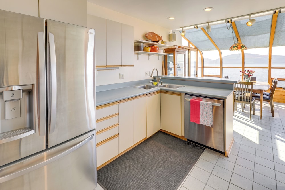 9 Mi to Mendenhall Glacier: Waterfront Juneau Home