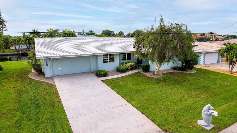 Punta Gorda Isles Canal 2 bedroom Home- Sailboat Access! 15 foot dock! 2 Home