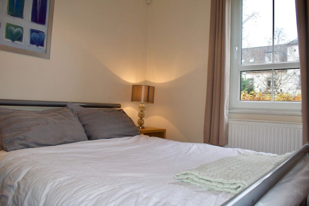 Bright Apartment Close to City Centre view 2