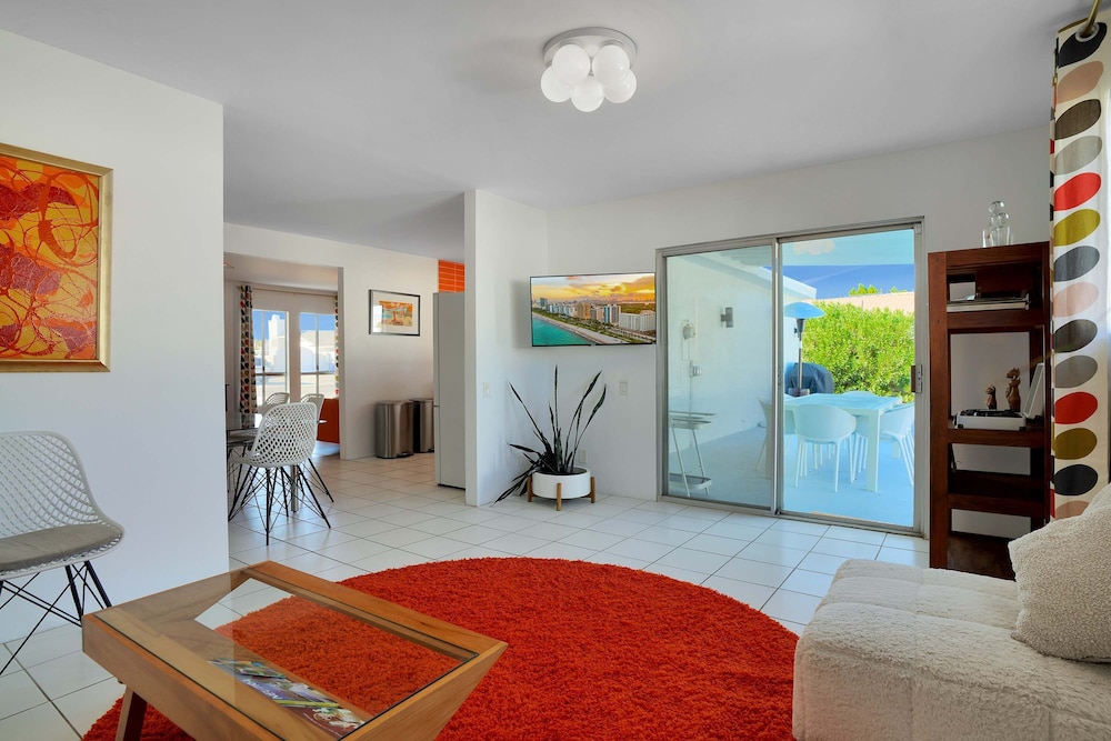 Retro Desert Retreat - Ideal Palm Springs