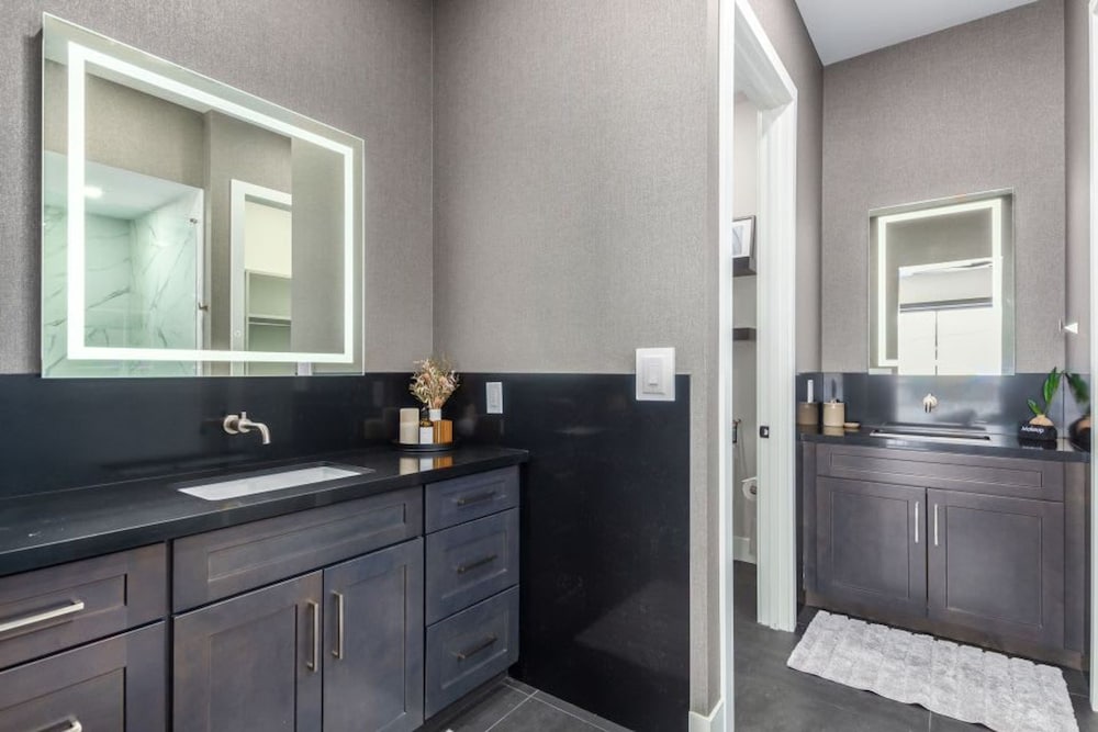 LUX Penthouse Old Town Walkable Gym Mtn Views