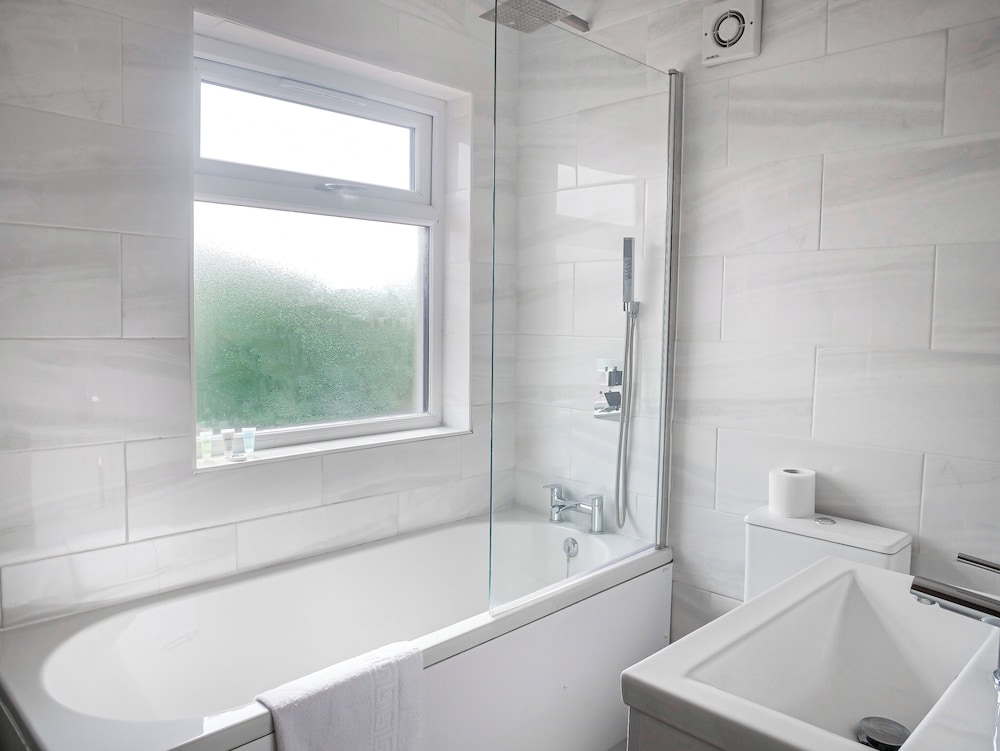 Spacious 6 Bedroom House in Bexleyheath