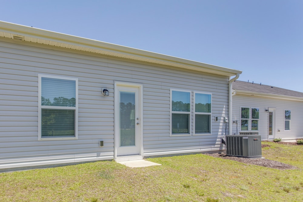 4 Mi to Beaches: Sleek Retreat in Ocean Isle Beach