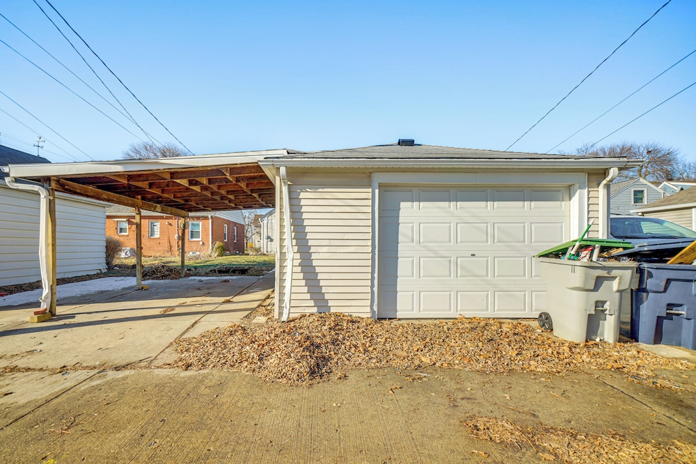 Walk to Parks + Bunzel's Market: Milwaukee Home!