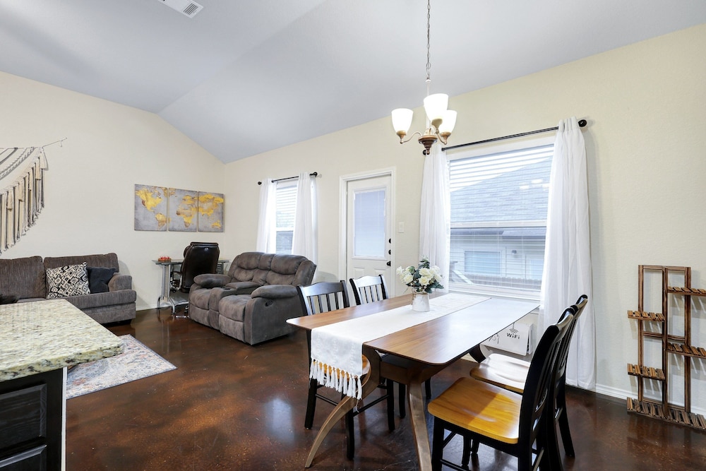 Modern Pet-friendly Duplex Near River Walk 3 Bedroom Duplex