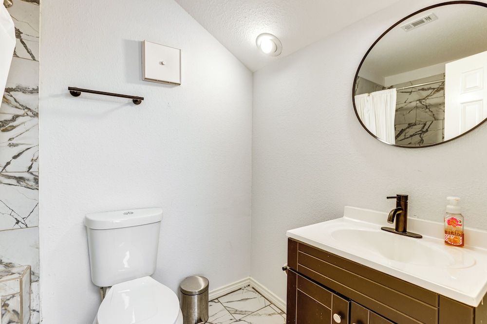 Pet-friendly Condo w/ Pool Access in Houston