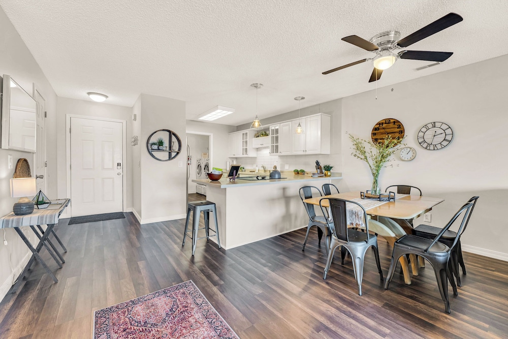 Bright Stylish Condo w/ Balcony
