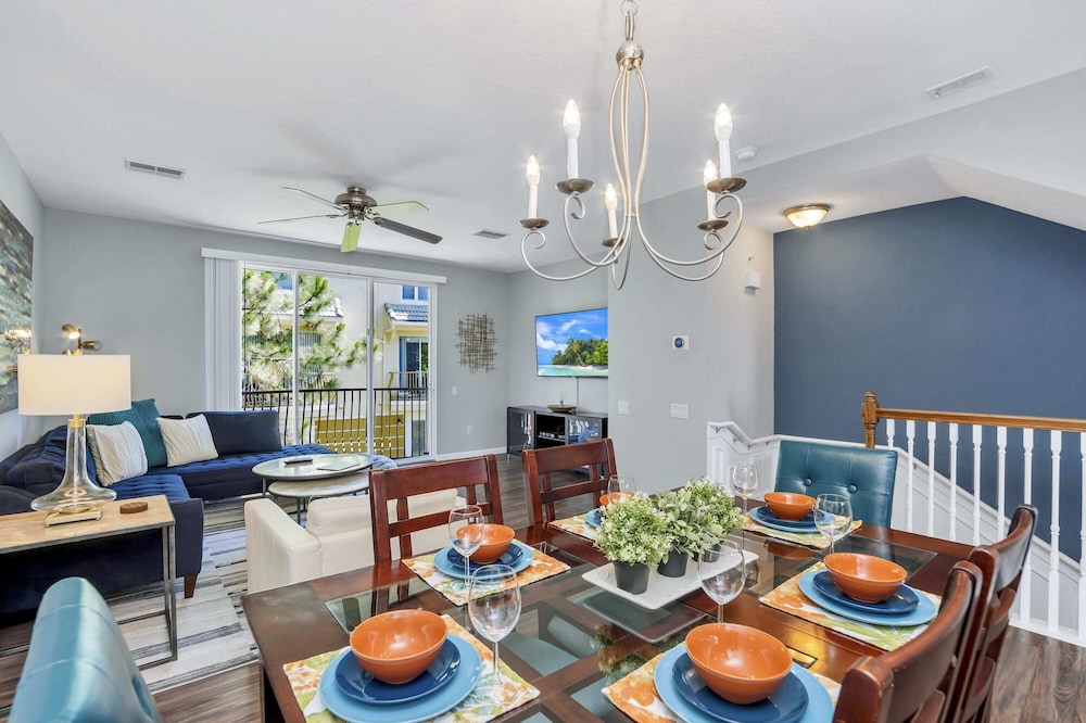Pleasant and Spacious Town Home Near the Convention Center #3vc107