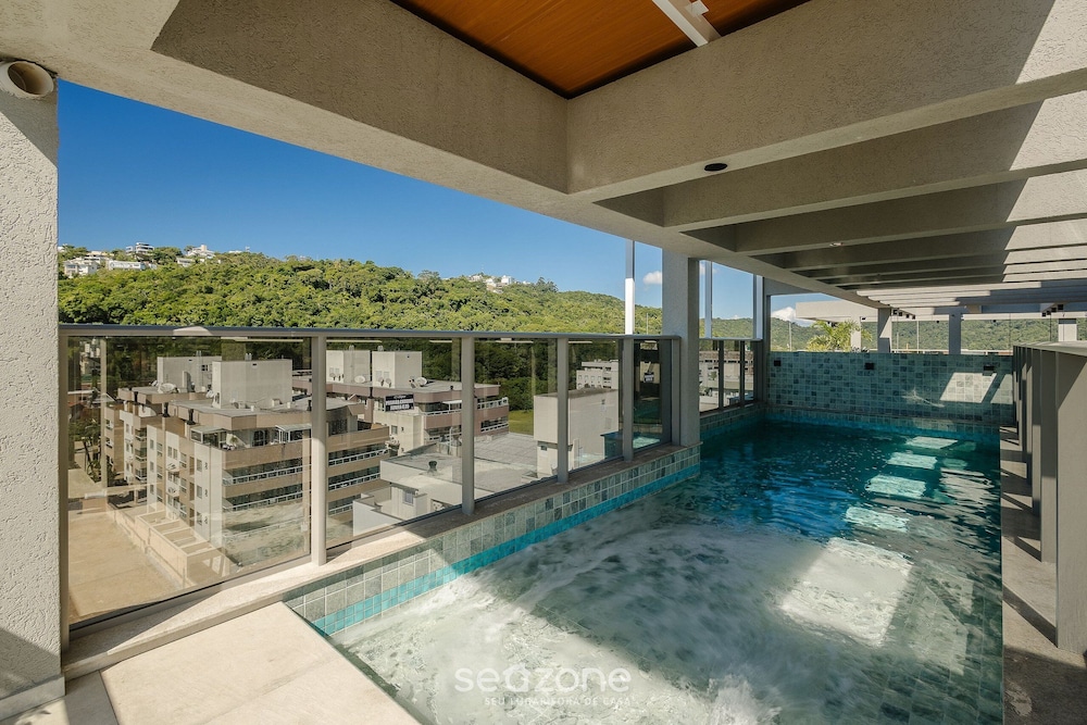 Your Exclusive Stay With Pool and Jacuzzi Just 500 Meters From the Beach - ELF