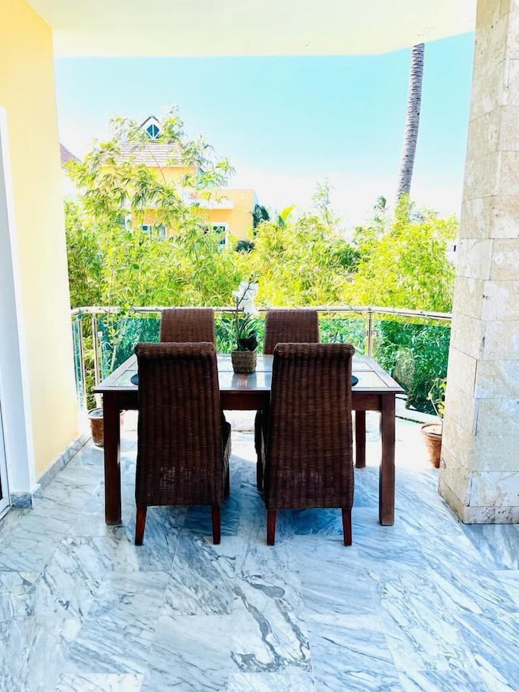 2 Minutes Walk to Beach Huge 3 bdrm Condo with Pool