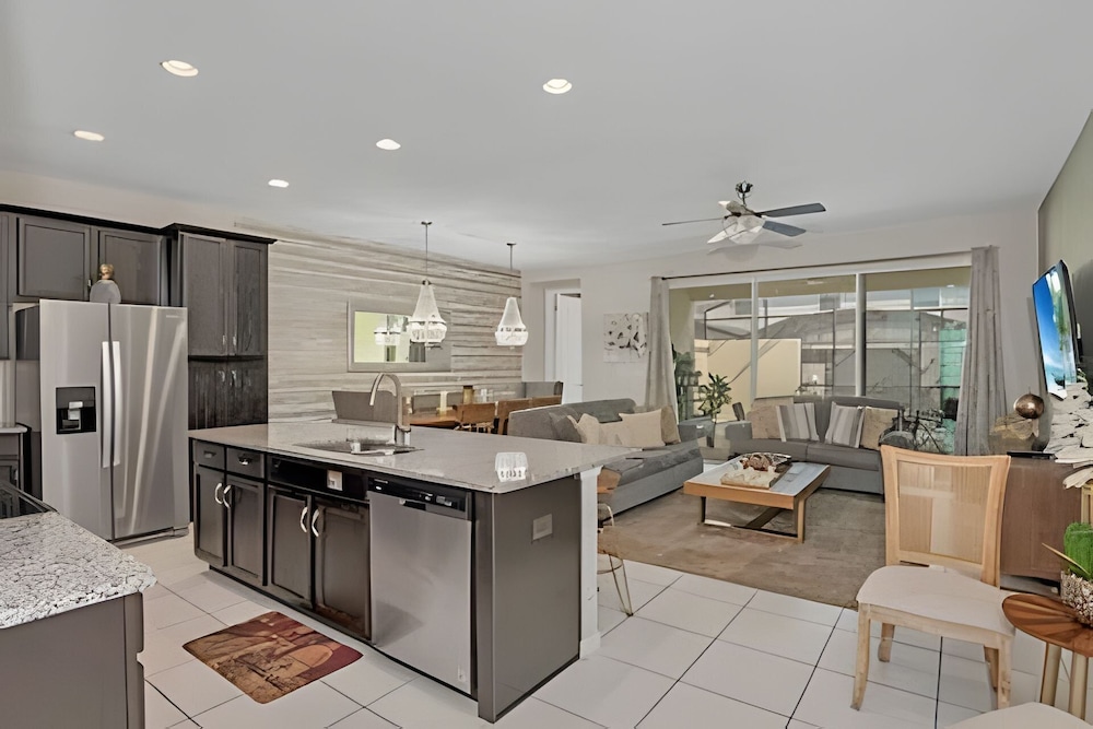 Luxury 5-bed Home With Private Splash Pool