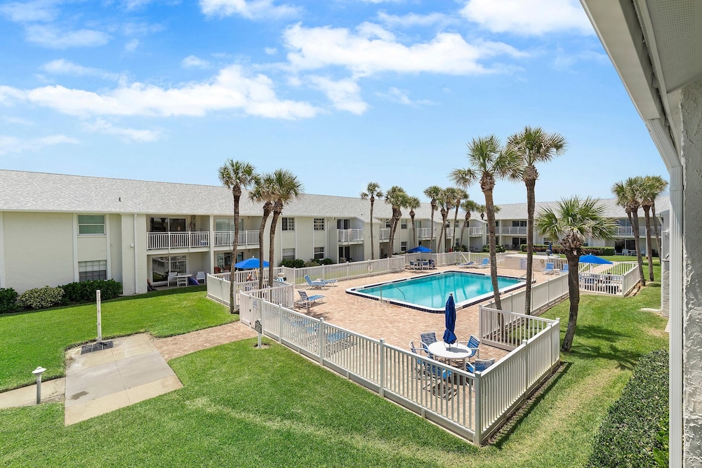 Colony Beach Club 204