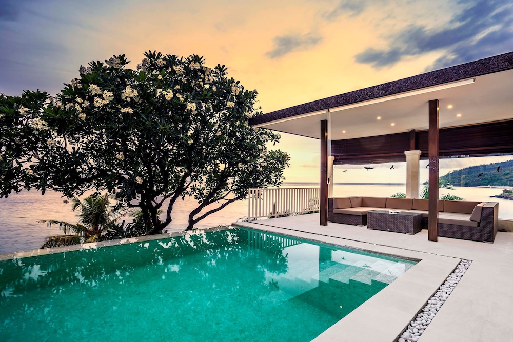 Villa Eden Roc by Alfred in Bali - Luxury Beachfront 3BR Villa With Infinity Pool Amed