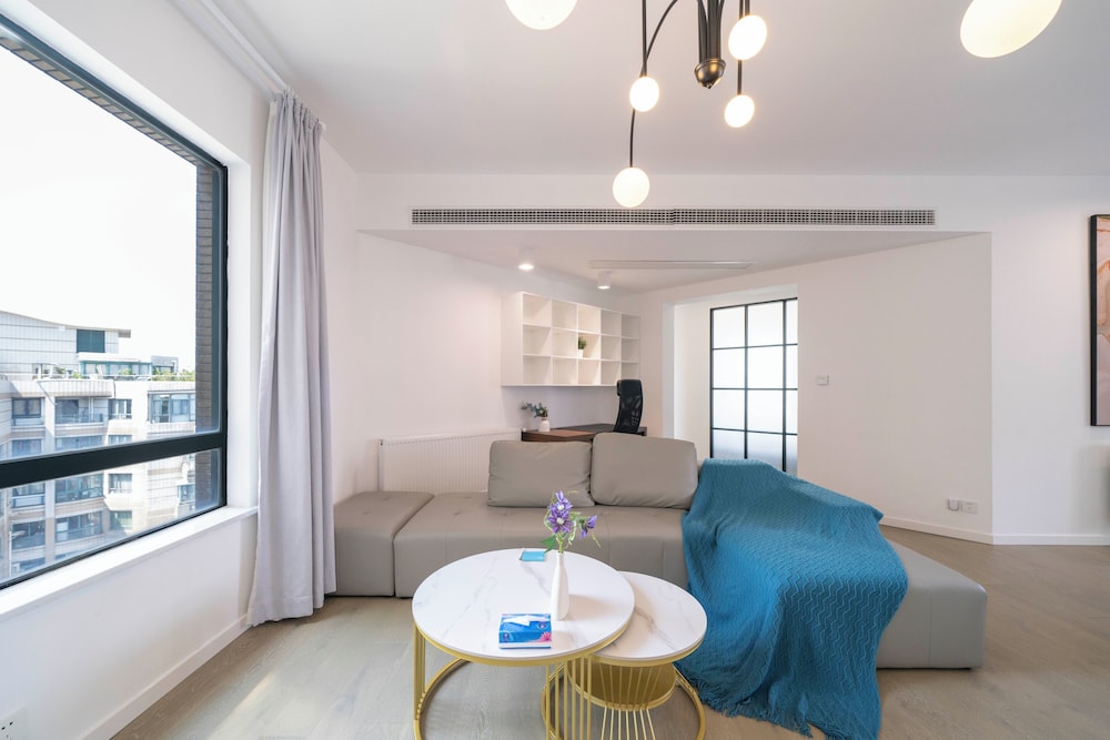 Tyms Elegant 4BR 2BA Apt in Xujiahui