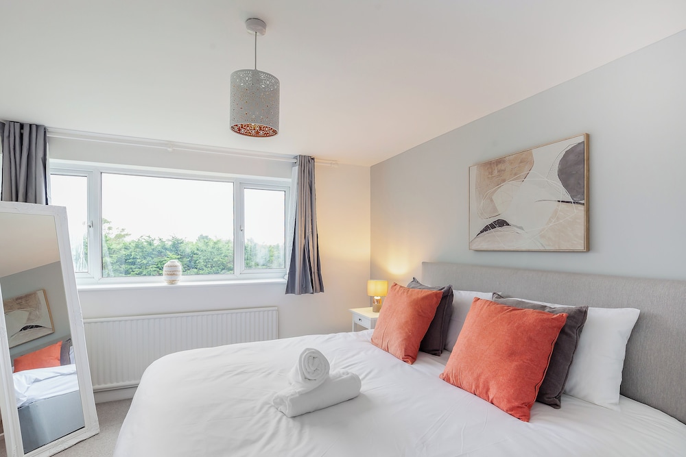 Spacious 3BD with Large Garden in Aynho view 2