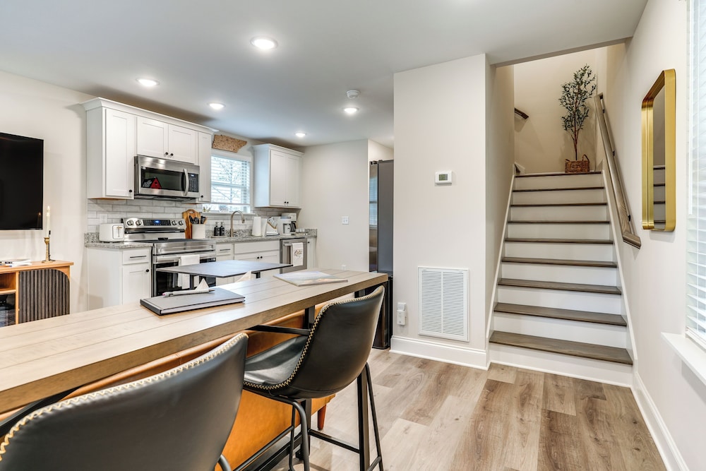 Ideal Location & Mountain Views: Chattanooga Home!