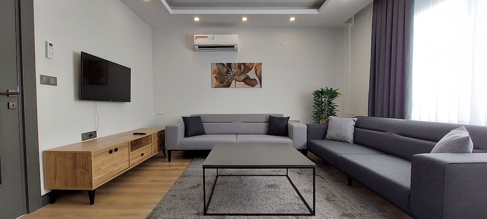 New Flat Large Living Space 6 Close to Lara Beach