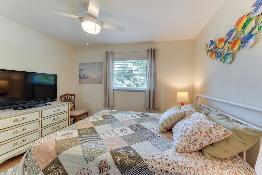 Beach Gear Provided! Cozy Family Home in Bradenton