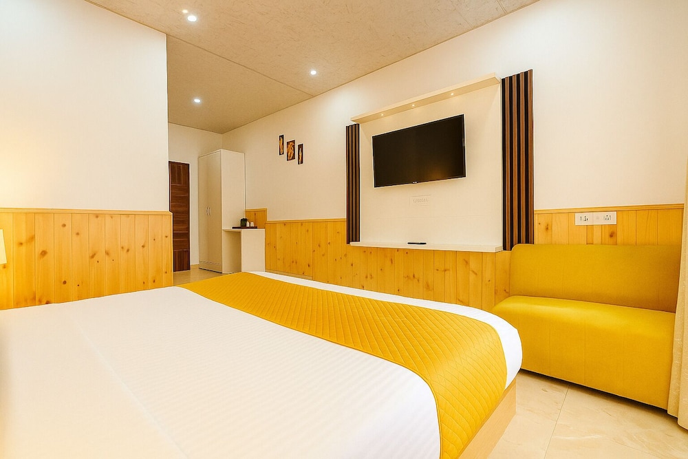 Hotel Shiva Lake - Near Mussoorie Lake