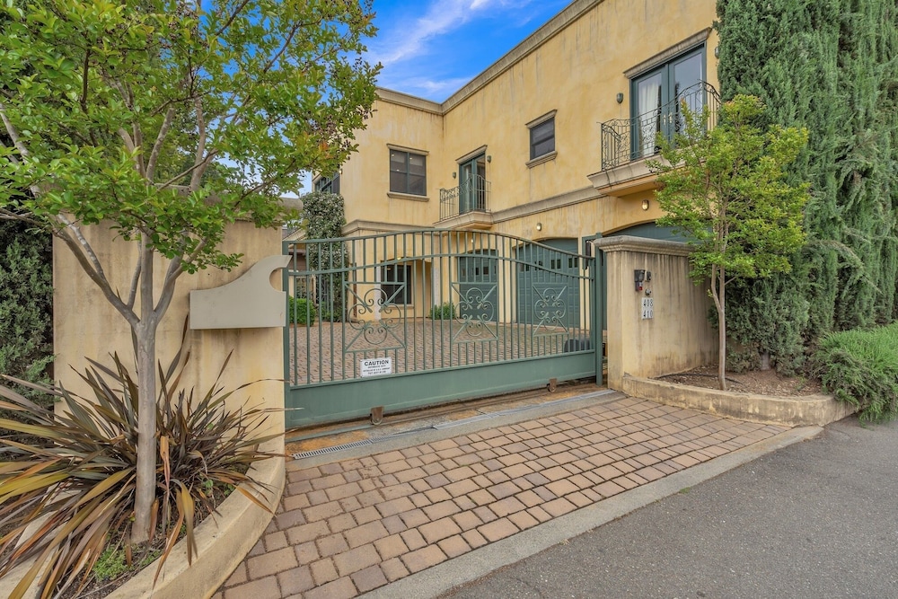 Cypress House & Studio, Walk To Healdsburg Plaza 3 Bedroom Home by RedAwning view 5