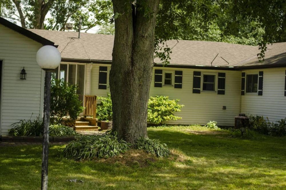 Bungalow by the Bay Spot on Wellers Bay - PEC-2