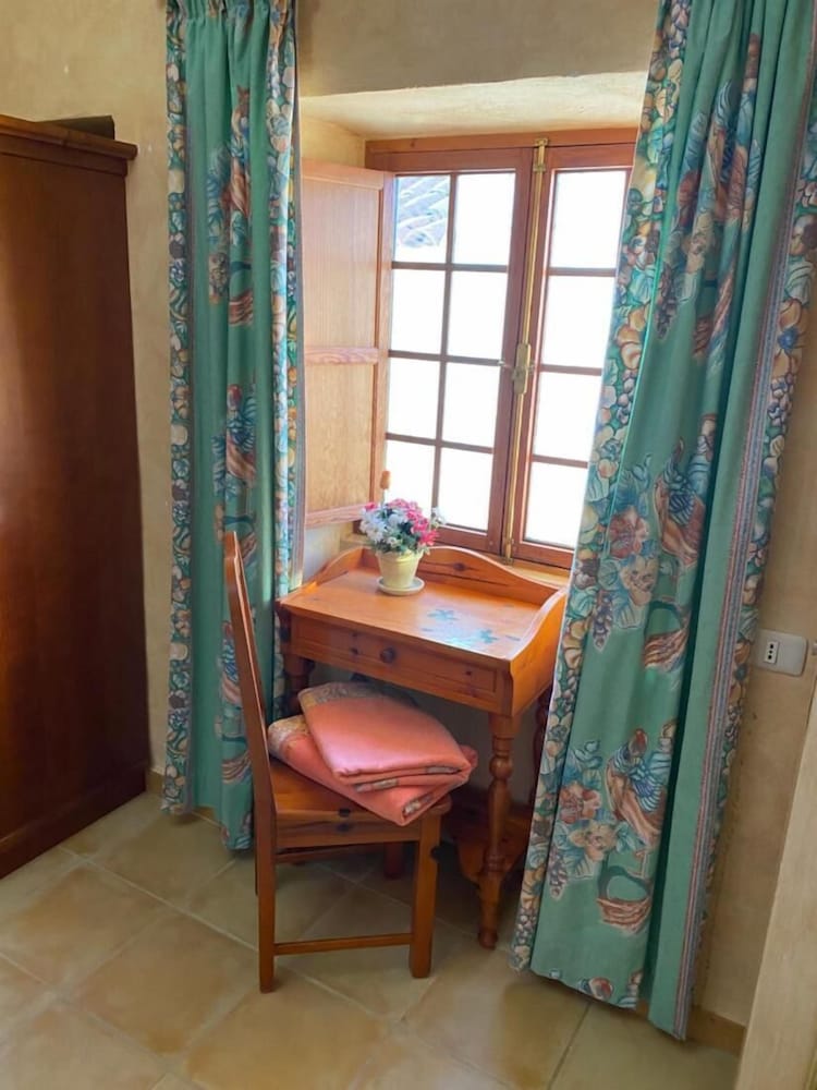 Cottage With 2 Bedroom, 2 Bathrooms, Heated Solar Pool, Sauna, Jacuzzi, Garden view 3
