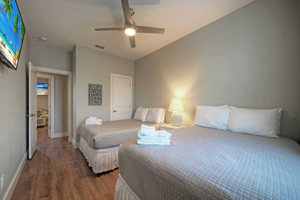 Sleeps 19 2 Homes w/ Pool, Foosball+shuffleboard Mins to the Beach + Shops