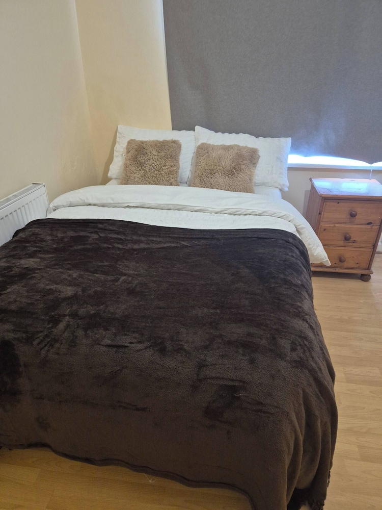 Spacious Large 4BR Home Train Station University