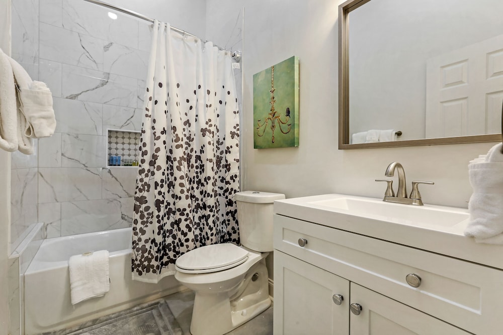 New Orleans Vacations - Renovated Historic 4BR House Near Magazine St Uptown - Property Image 16