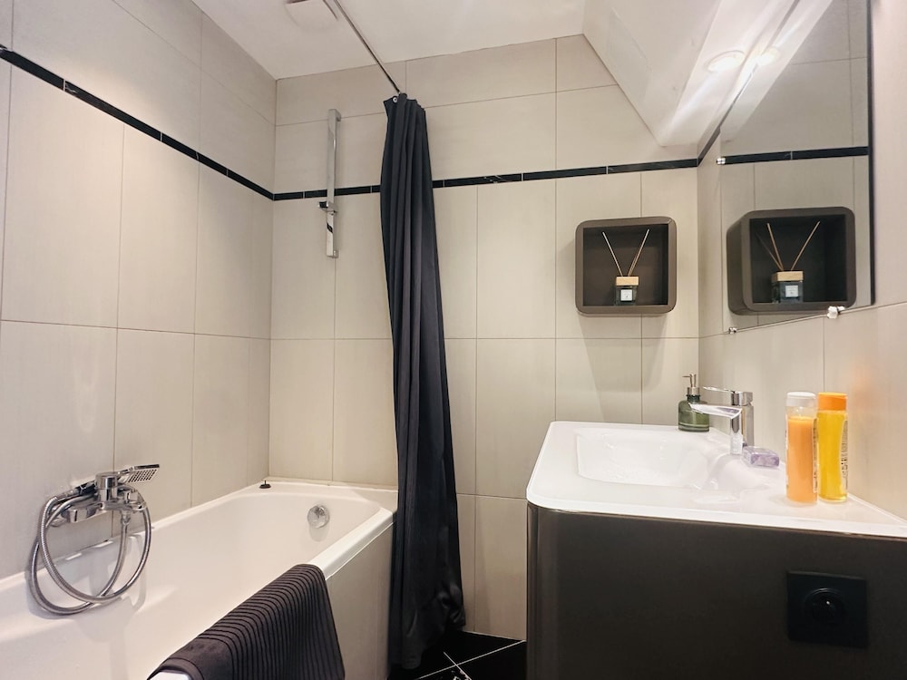 One Bedroom Apartment With a sea View Right by the Croisette Beaches and the Center of Cannes - 2287