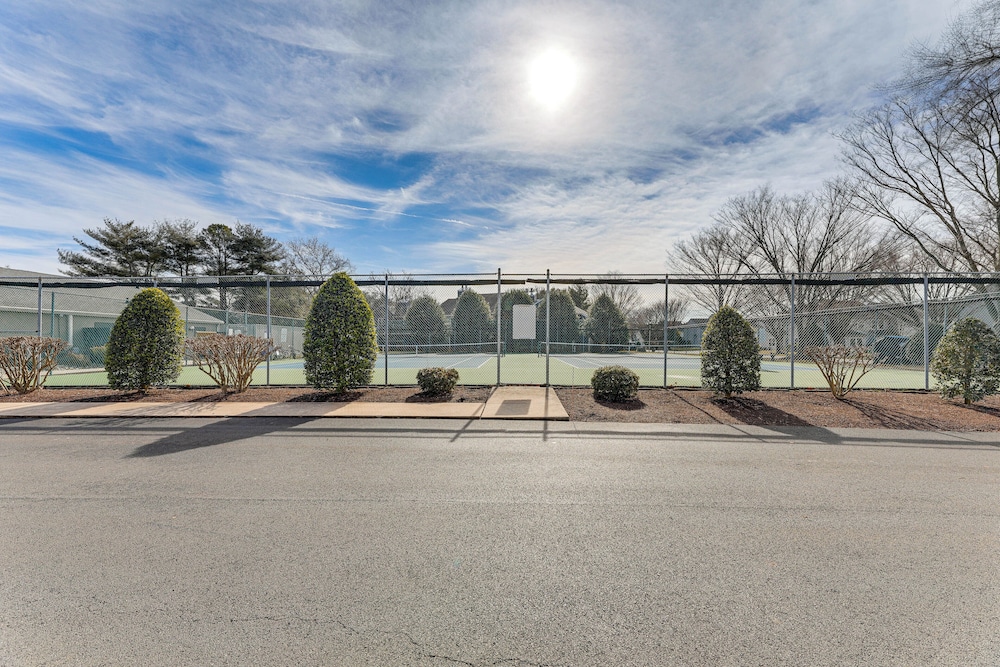2 Mi to Rehoboth Beach: Condo w/ Pool Access!