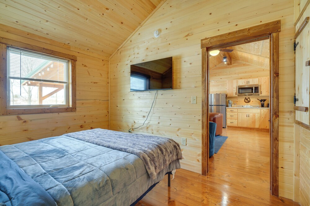 28 Mi to Downtown Louisville: Serene Farm Getaway
