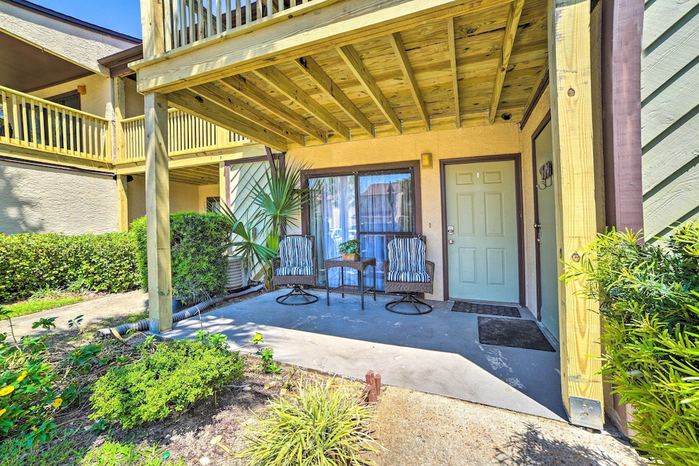 Beautiful PCB Townhome: Balcony & Resort Amenities