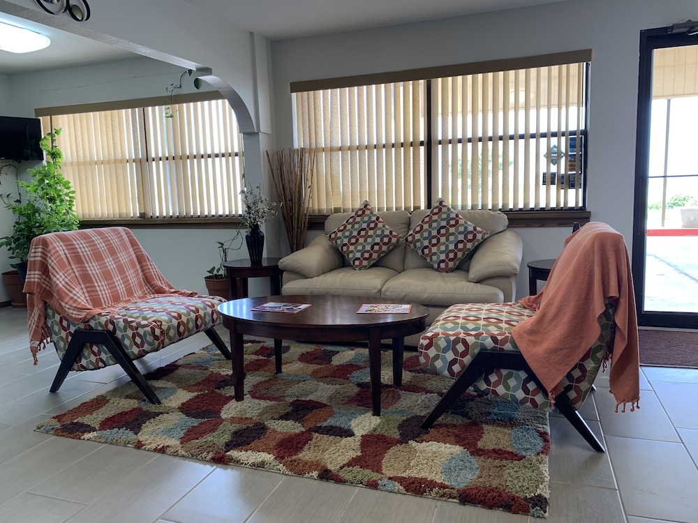 Knights Inn Slaton view 5