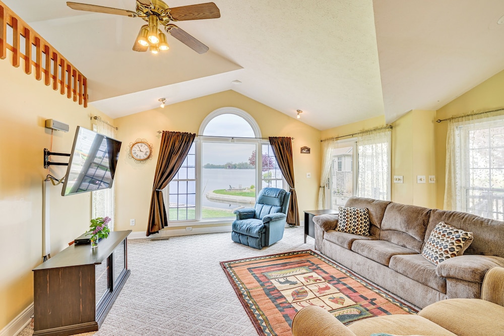 Scenic Views: Spacious Webster Lake House!
