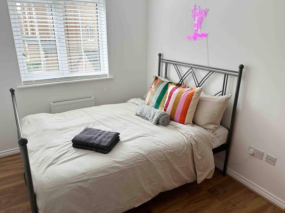 1-bed Apartment in Greater London Next to Station view 3