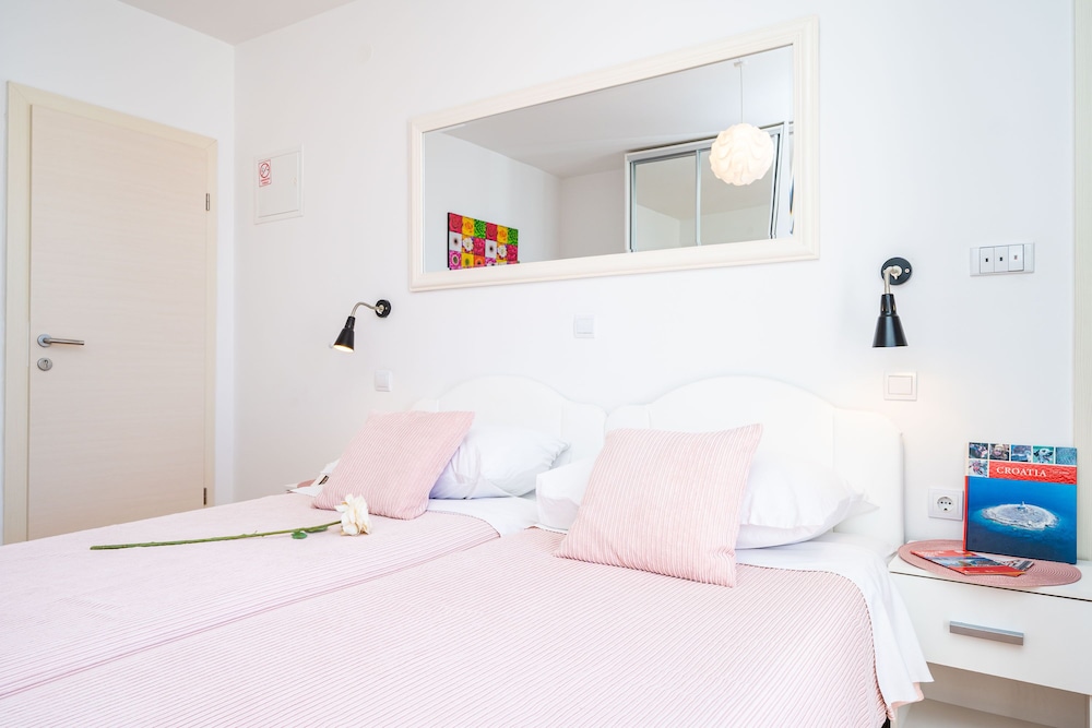 Jele Rooms