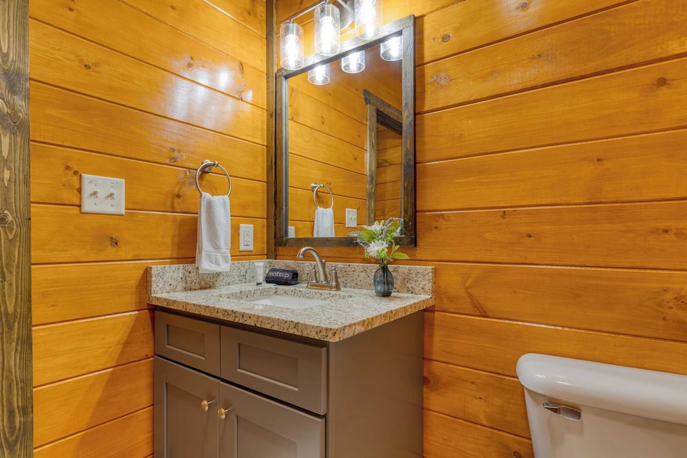 Indoor Pool, Theater, Hot Tub & Mountain Views Near Dollywood Crimson Crest by Avantstay