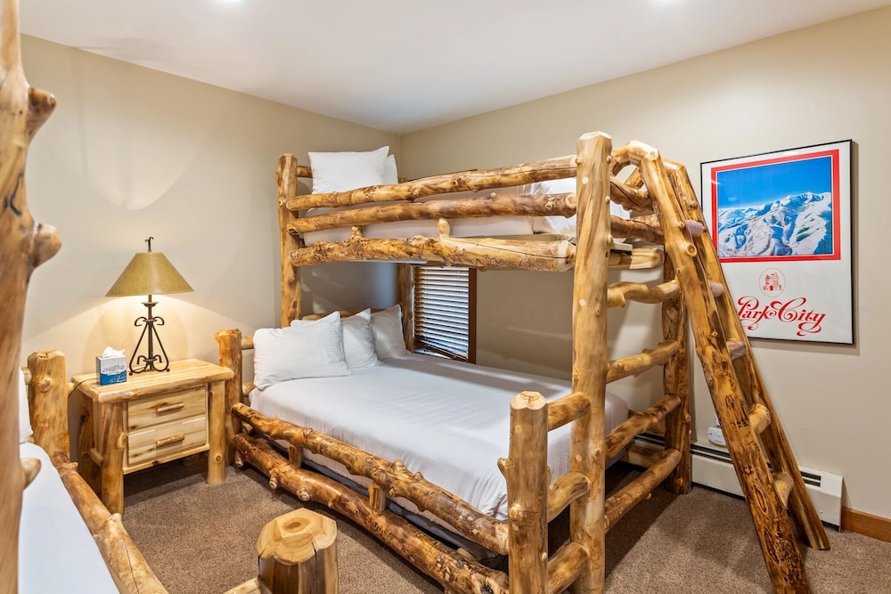 Pinnacle at Deer Valley Resort - Four Bedroom Condo with Hot Tub #1470 4 Condo
